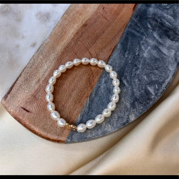 Beautiful Genuine White Pearl Stretch Bracelet 14K With Bear Motif - Picture 2 of 11